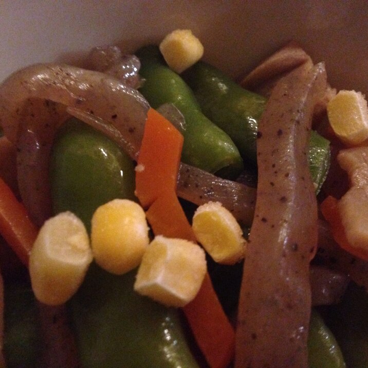こんにゃくと豆と人参とコーンのバターしょうゆ炒め